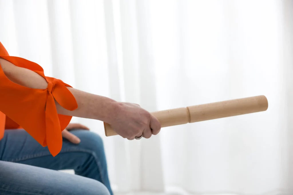 Ein Holzstab wird weitergereicht